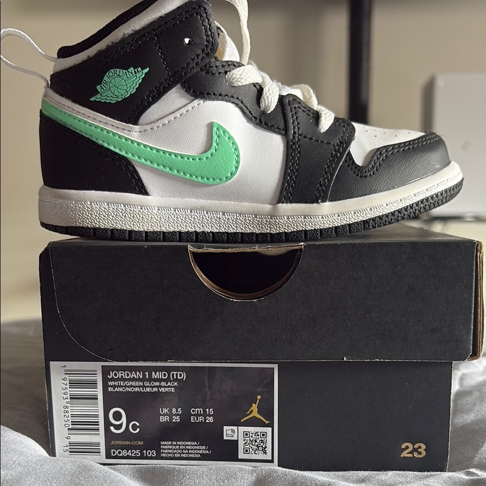 Jordan mid 1s toddler Black and Green Sneakers  size 9c